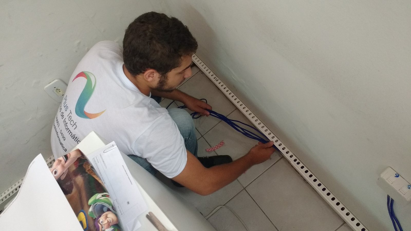 Instalacao de cabos de rede em escritorio de contabilidade