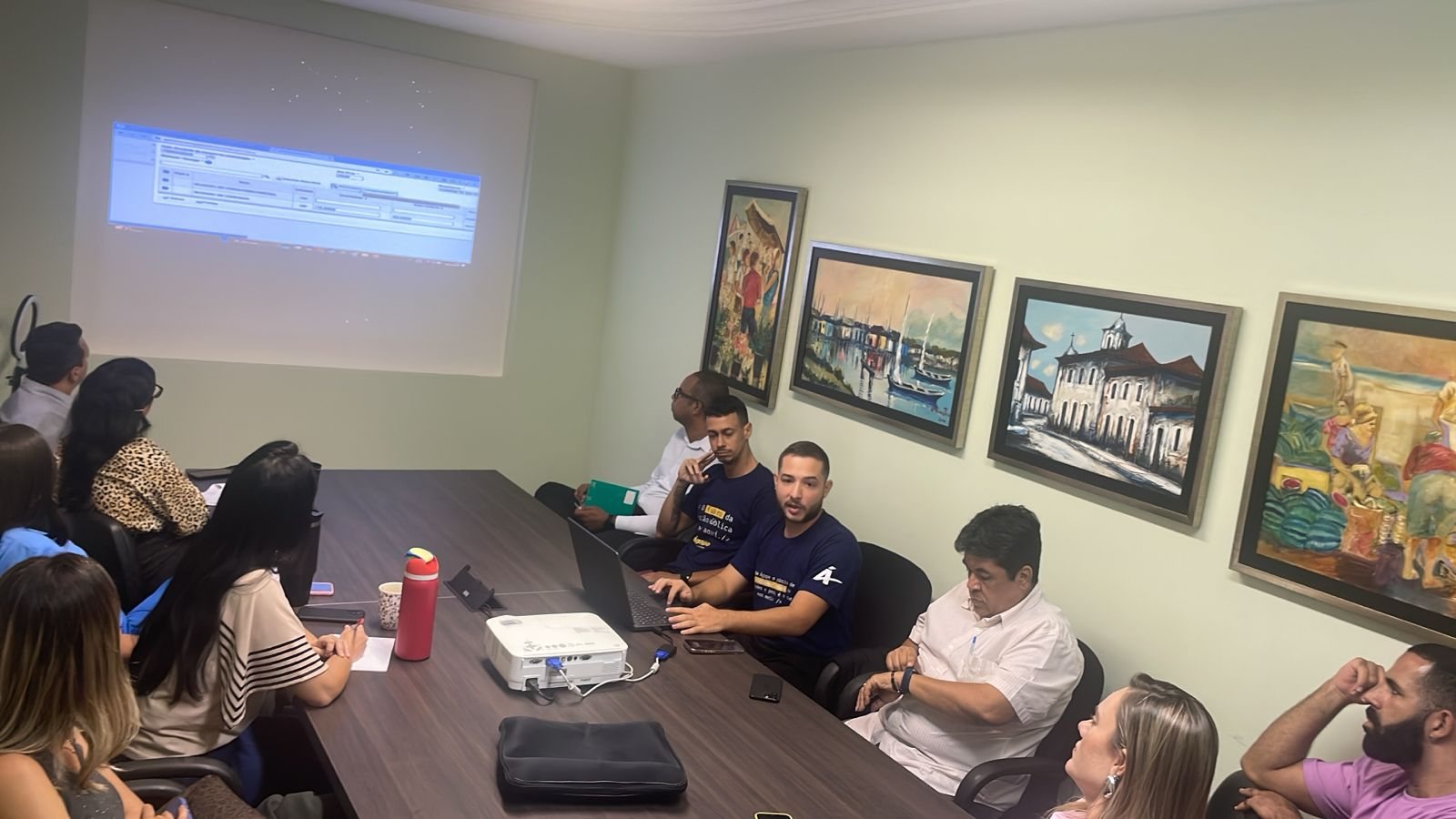 Willy Elvis explicando novas features de sistema em reuniao