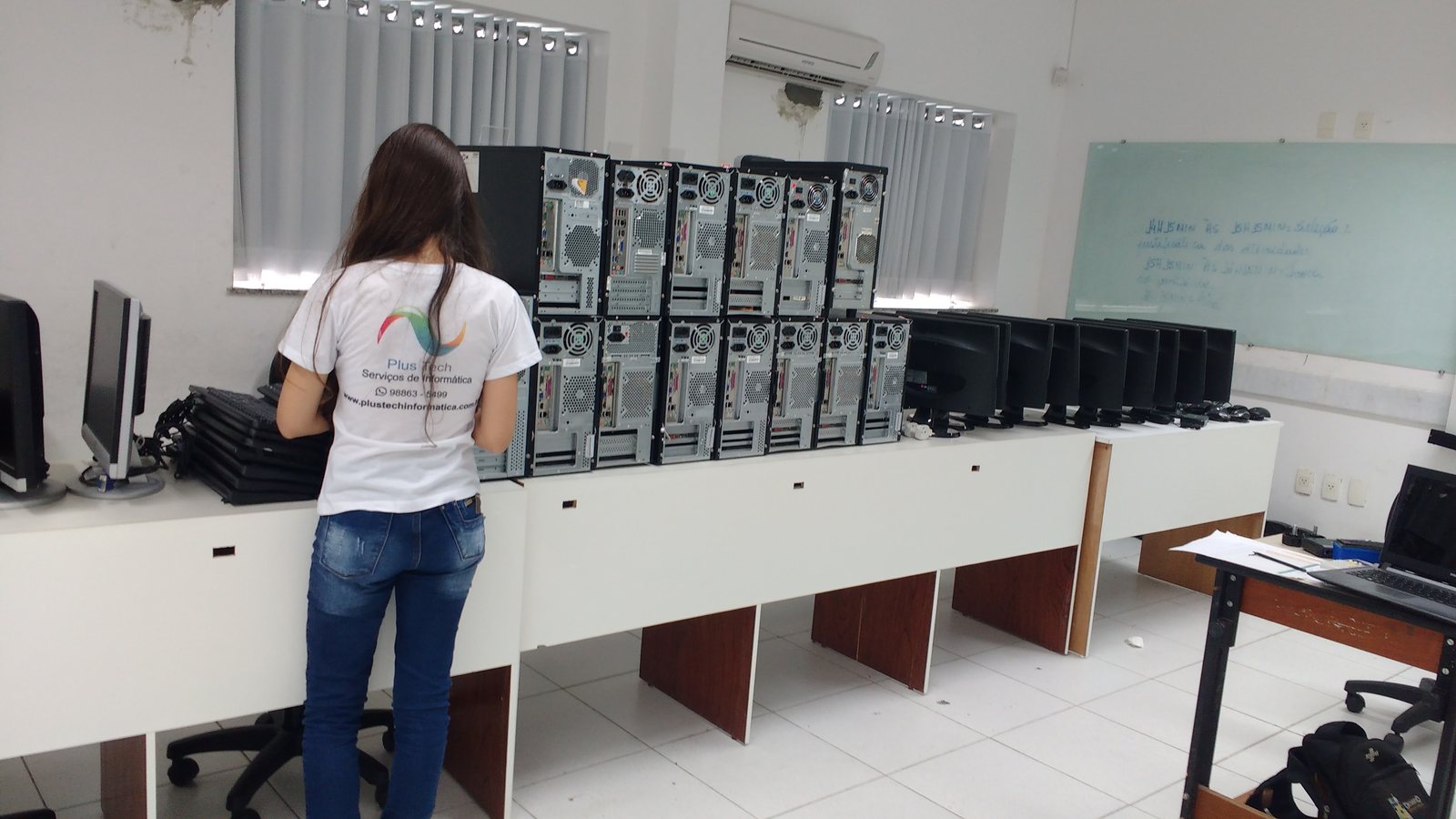 Montagem de computadores para laboratorios de informatica pela Plus Tech
