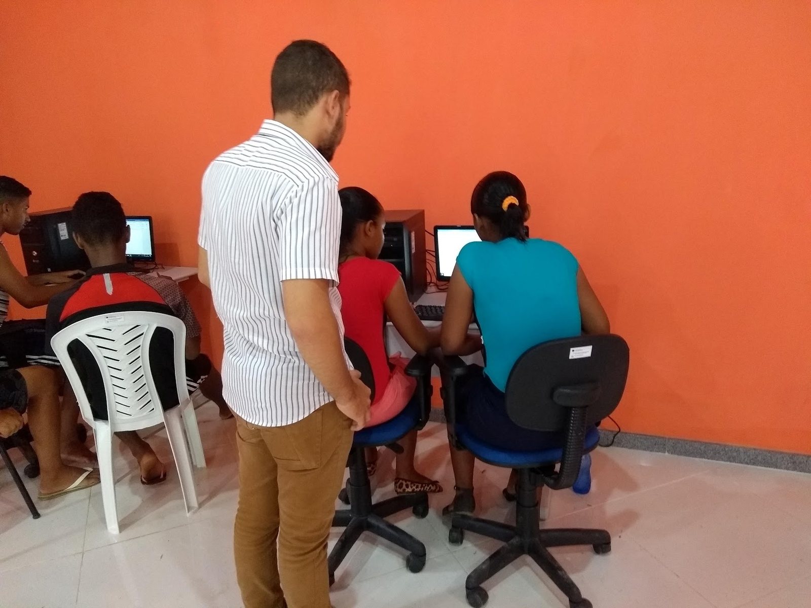 Aula de informatica em comunidade pelo projeto PEAC Petrobras
