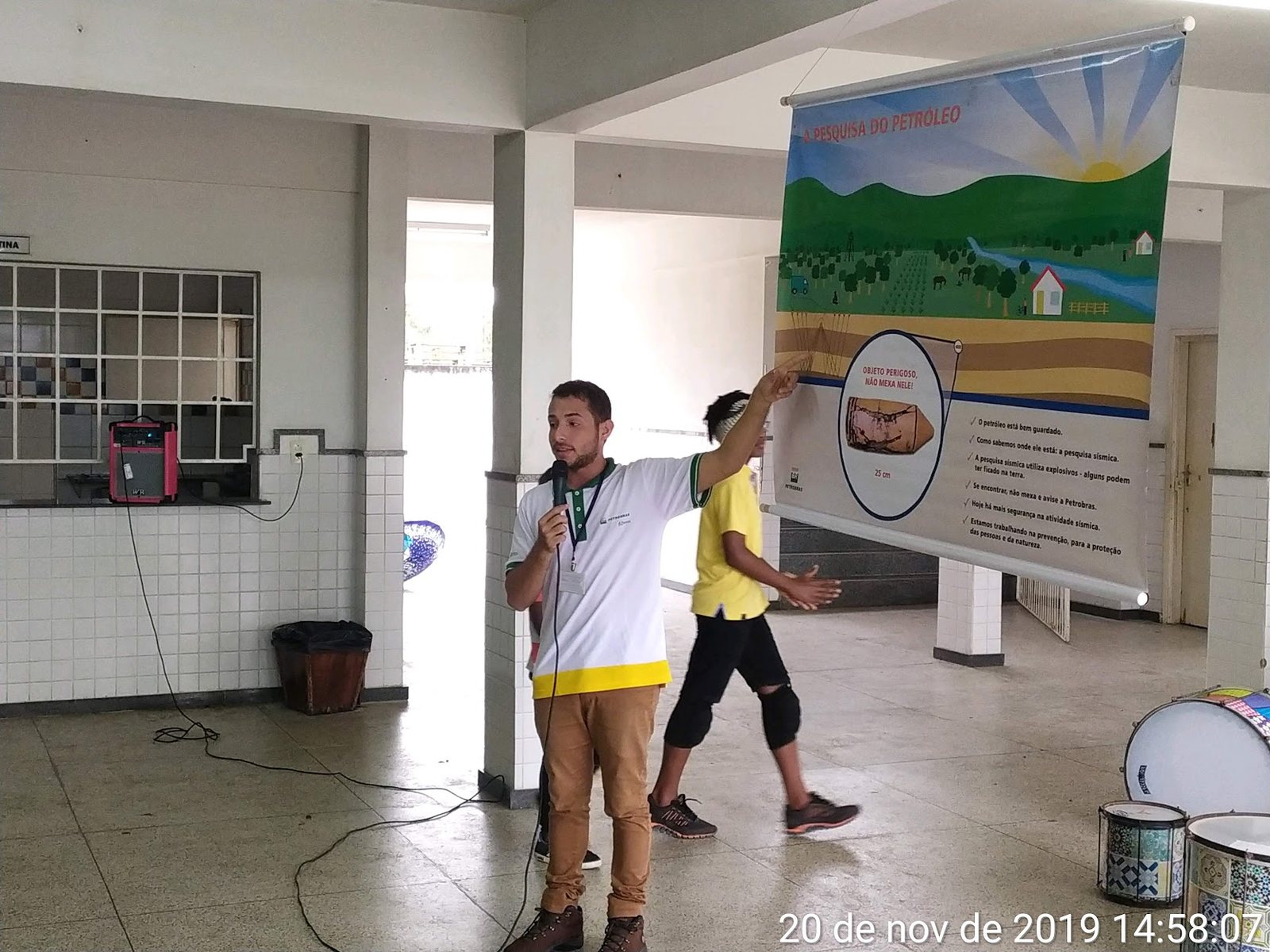 Willy Elvis apresentando projeto de educacao ligado a Petrobras