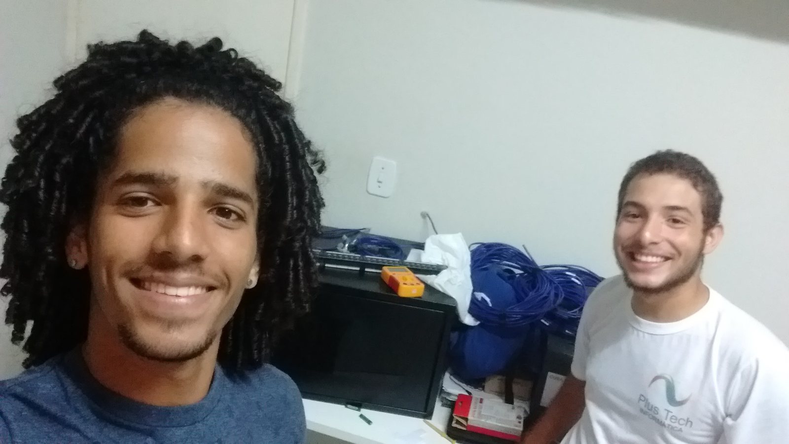 Willy Elvis em trabalho de cabeamento estruturado pela Plus Tech em 2016