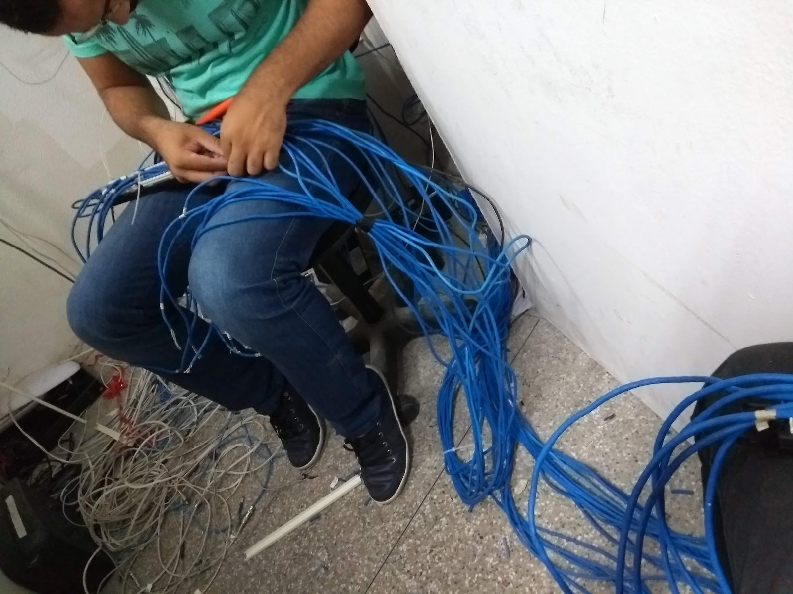 Trabalho manual com cabos de rede azuis