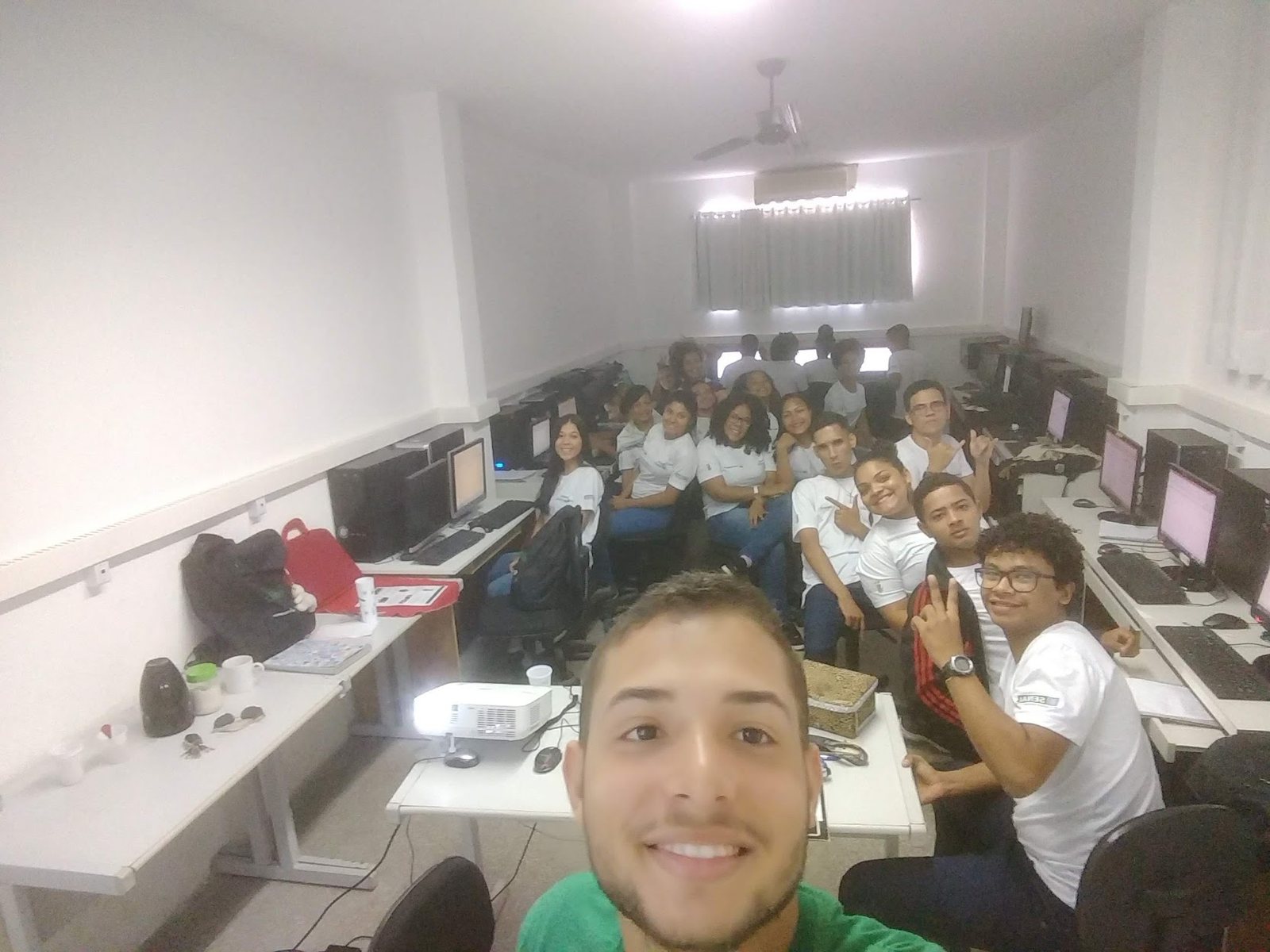 Willy Elvis em sala de aula de informatica