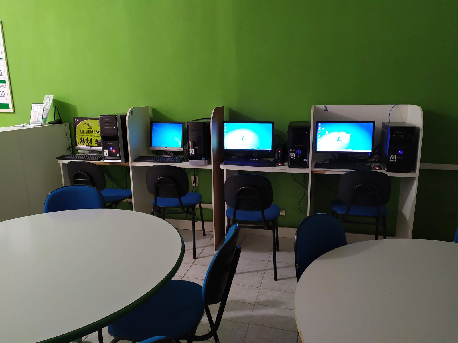Laboratorio da Escola Santa Barbara com computadores em dominio