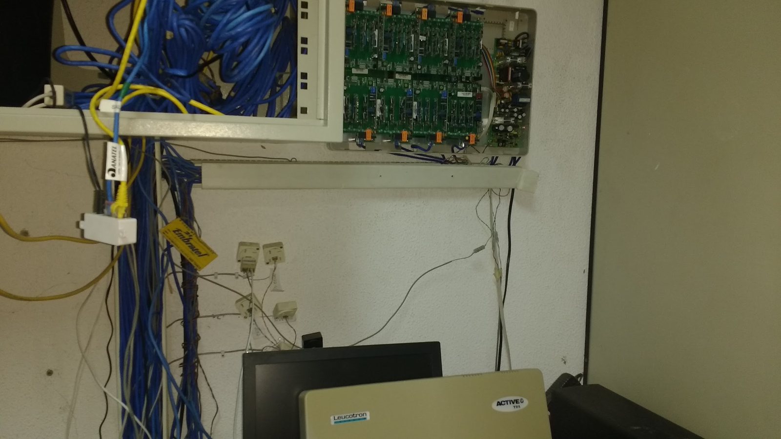 Rack de rede antes da organizacao em contrato de suporte