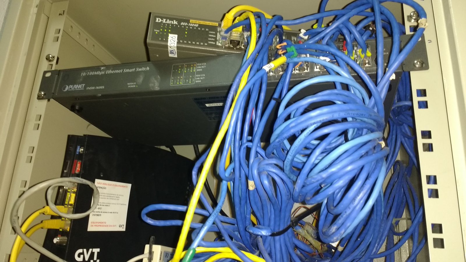 Rack com switches e muitos cabos antes da organizacao